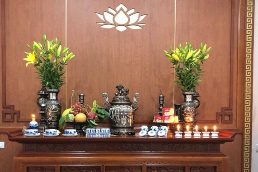 Mâm hương hoa và nến trong lễ văn khấn nhà thuê.