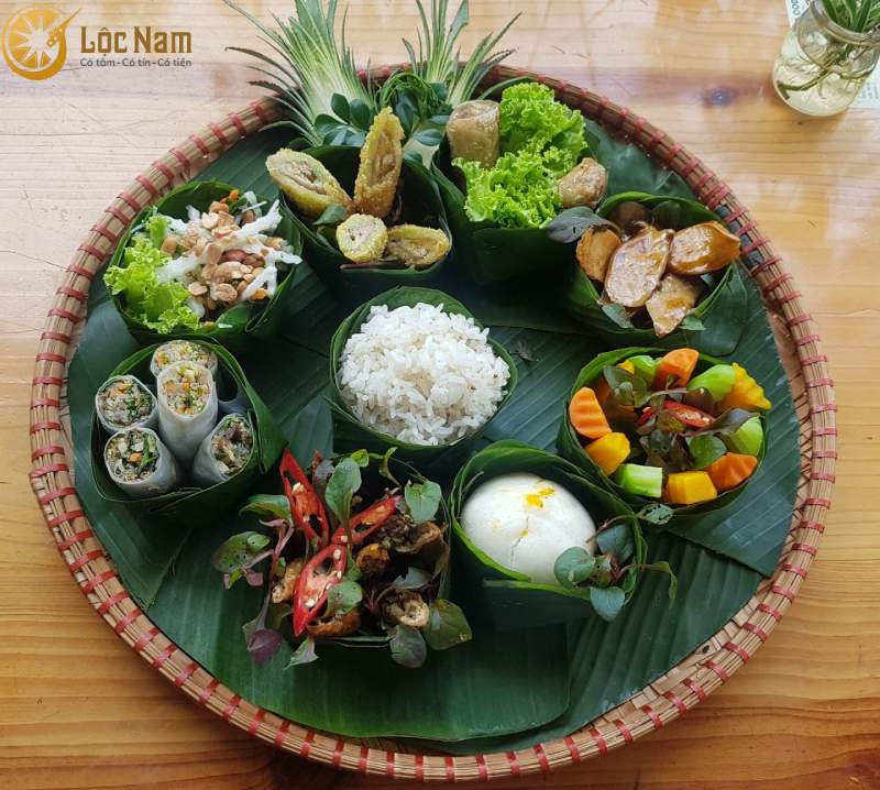 Mâm lễ cúng chay thanh tịnh dâng lên Quan Thế Âm Bồ Tát khi thực hiện văn khấn Quan Thế Âm Bồ Tát tại nhà