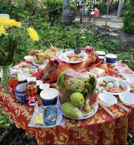 Mâm lễ vật cúng bái chu đáo trong nghi lễ văn khấn chuyển mộ