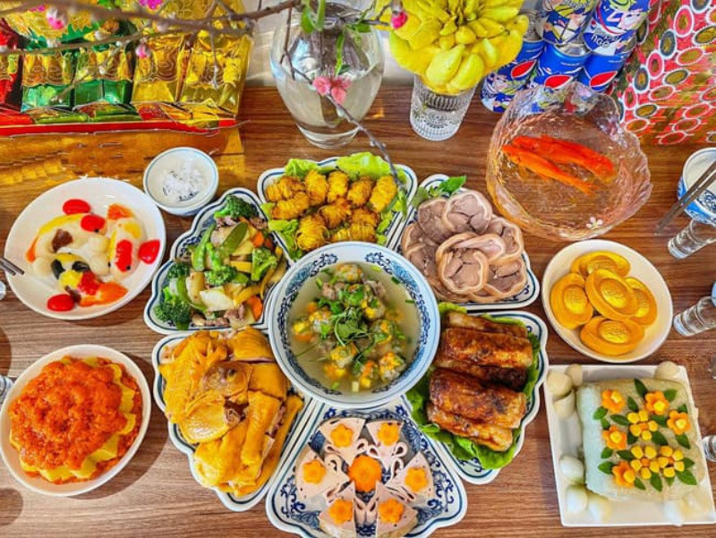 Mâm lễ vật cúng văn khấn tất niên ngoài sân được bày trí trang trọng
