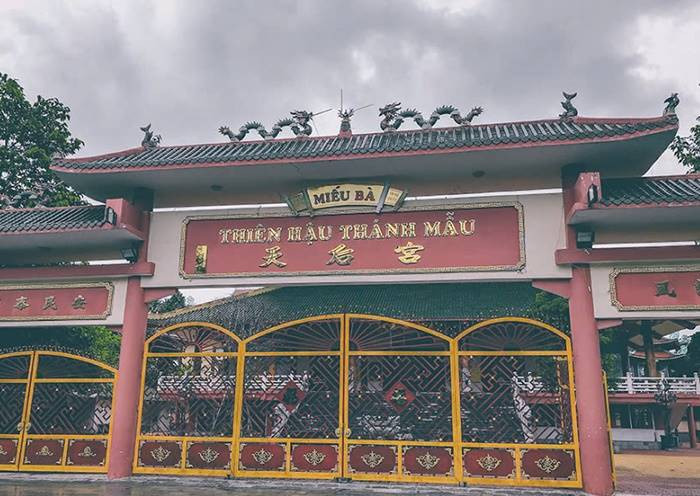 Mâm lễ vật đa dạng cho nghi thức văn khấn Thiên Hậu Thánh Mẫu
