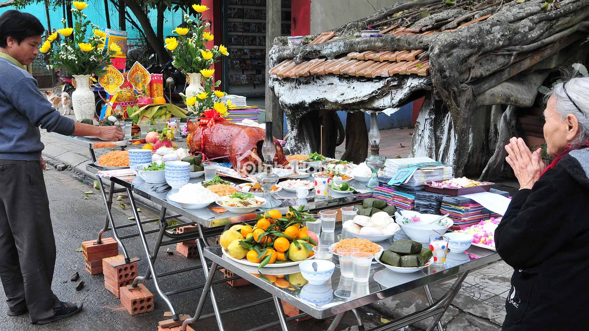 Mâm lễ vật trang trọng cúng văn khấn ngoài trời chiều 30 Tết