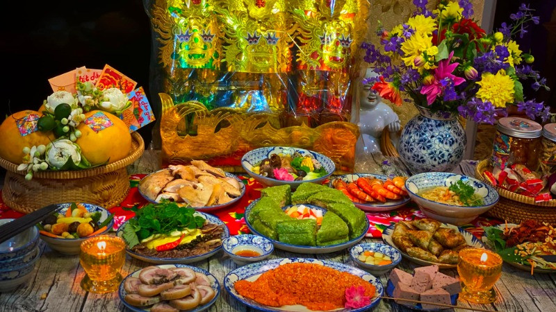 Mâm lễ vật trang trọng với đầy đủ các món để cúng rước ông Táo về nhà