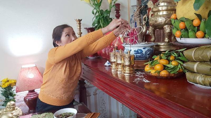 Mẫu văn khấn mùng 1 Tết 2025 cúng gia tiên trang trọng