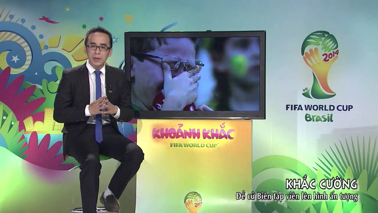 BLV Khắc Cường tươi cười rạng rỡ, chuẩn bị cho buổi bình luận thể thao