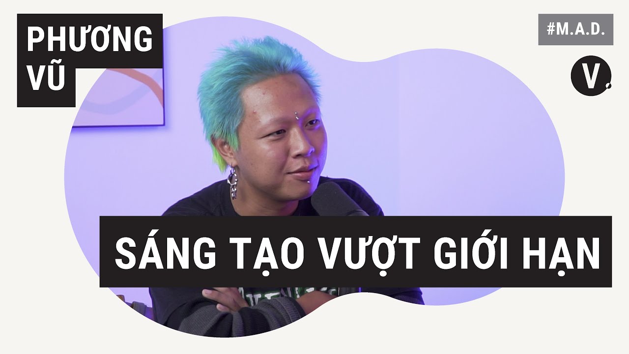 Phương Vũ trong một buổi làm việc, thể hiện sự tập trung của đạo diễn trẻ tài năng