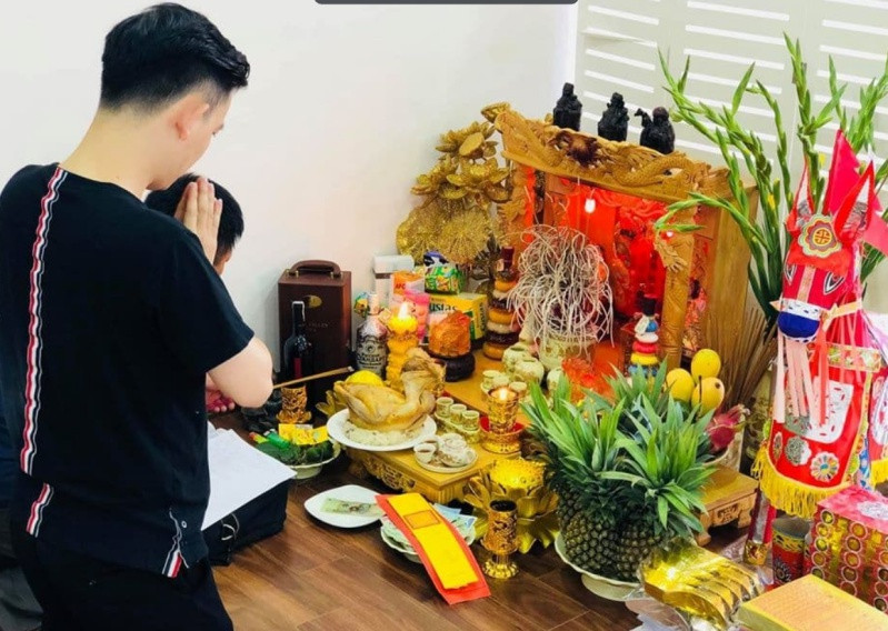 Minh họa nghi thức văn khấn thay bàn thờ mới và cách xử lý bàn thờ cũ một cách trang trọng, đúng lễ nghi