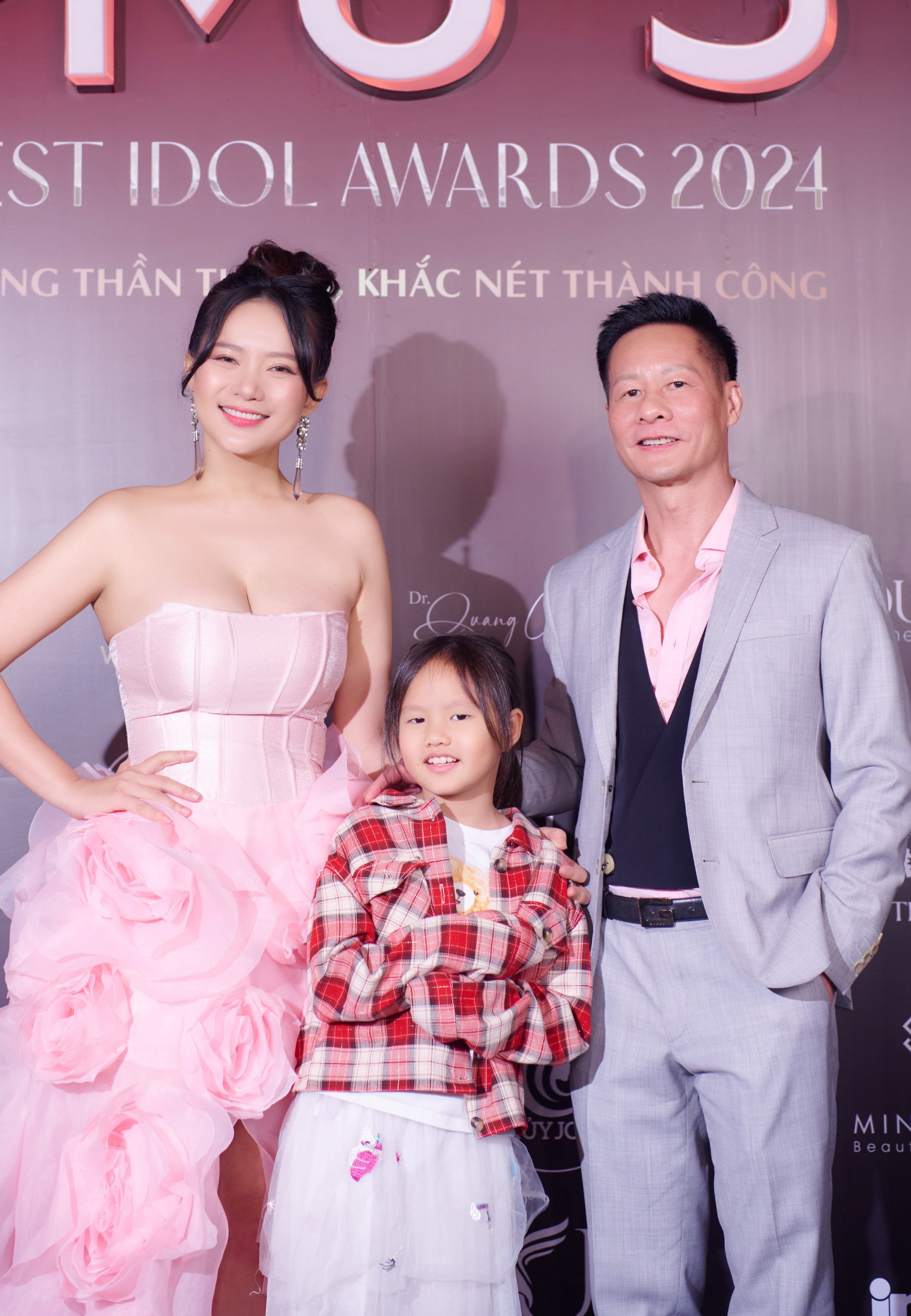 Phan Như Thảo tạo dáng chuyên nghiệp, thể hiện phong thái người mẫu cá tính