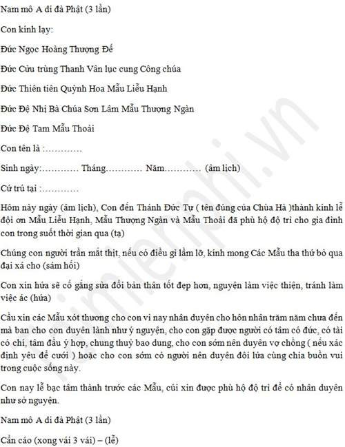 Một góc miếu Cô Bé Mai Hoa với nhiều nén hương đang cháy, thể hiện sự tấp nập của người đi lễ