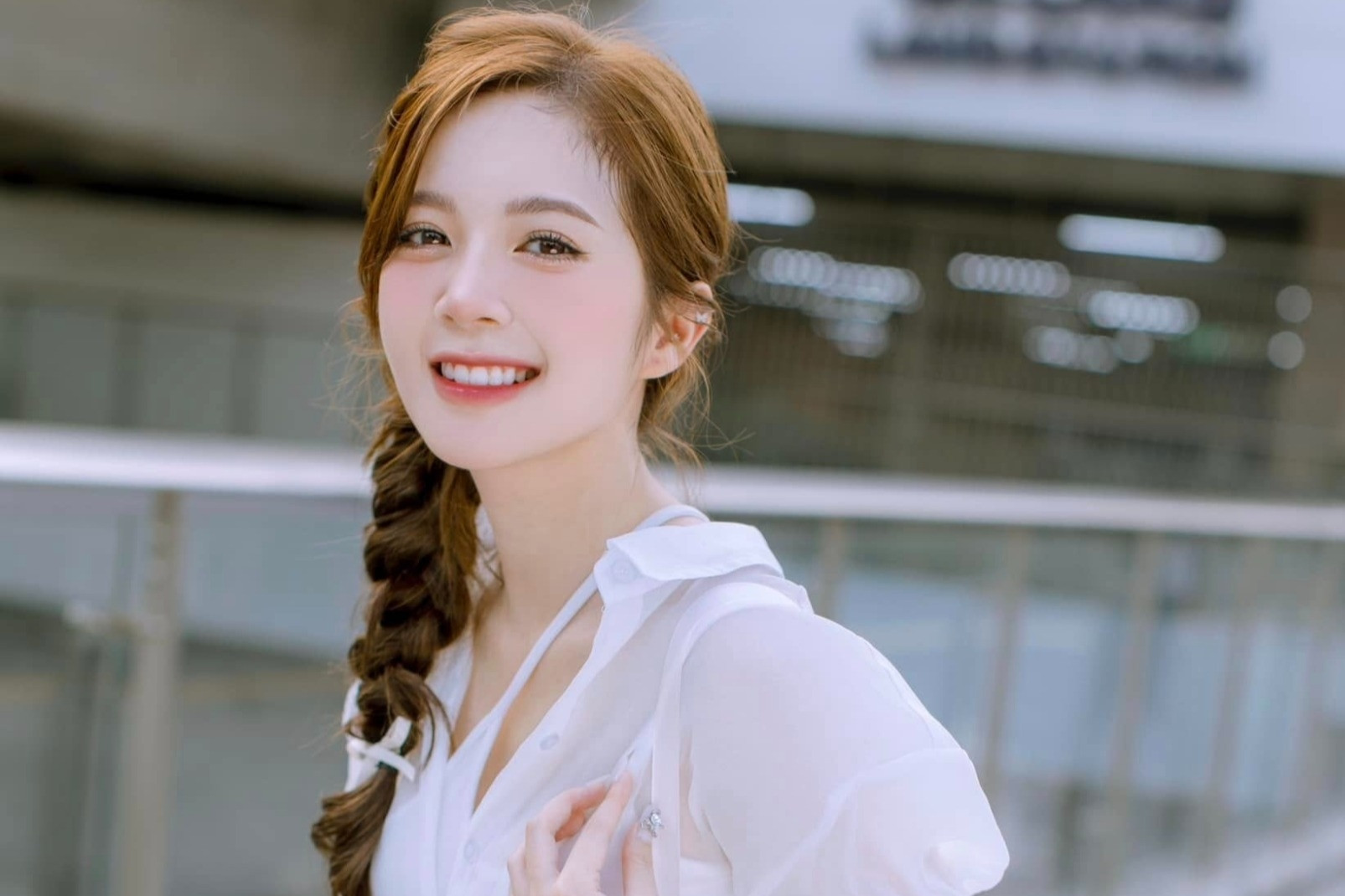Nguyễn Hoàng Ngọc Huyền trong trang phục nữ sinh, một hình ảnh gắn liền với sự nổi tiếng của cô