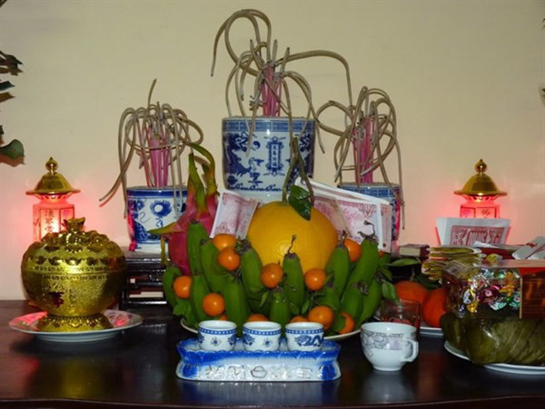 Nếu thờ chung với bàn thờ gia tiên thì lư hương của bà Cô Tổ phải đặt thấp hơn lư hương thờ gia tiên