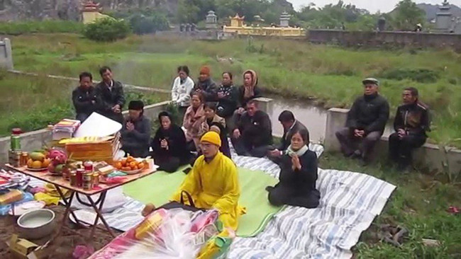 Nghi lễ cúng bái quan trọng khi chuẩn bị văn khấn chuyển mộ cho tổ tiên