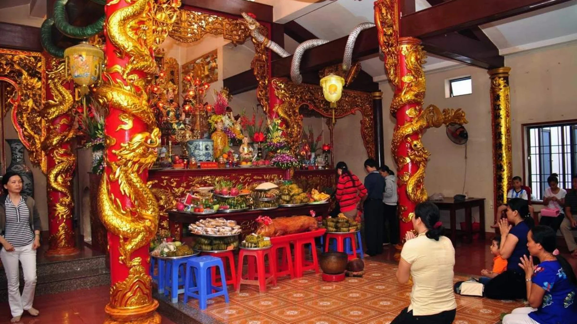 Người dân chuẩn bị chu đáo lễ vật và trang phục khi cúng tại đền Quan Lớn Trần Triều