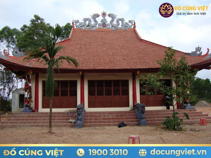 Người dân dâng hương cầu nguyện tại Đền Cô Bé Chí Mìu ở Bắc Giang