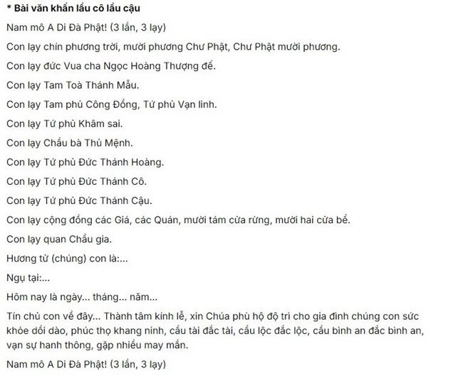 Người dân thành tâm dâng lễ và đọc văn khấn ban sơn trang tại Phủ Tây Hồ