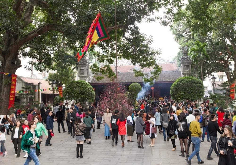 Người dân thành tâm khấn vái tại Đền Quán Thánh trong dịp lễ, Tết