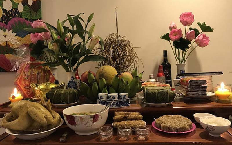 Người dân thực hiện nghi lễ cúng tạ đất cuối năm theo phong tục truyền thống Việt Nam