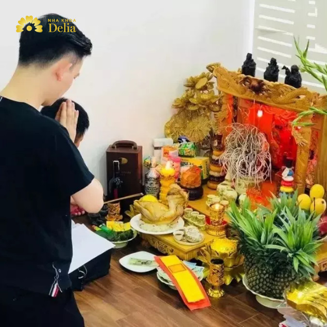 Người khấn mặc trang phục lịch sự, trang trọng khi đọc văn khấn cầu may.
