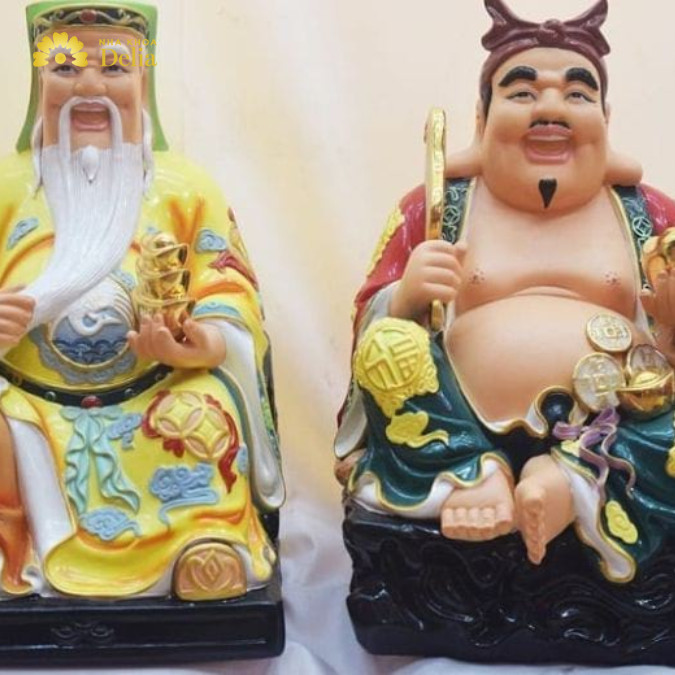 Người phụ nữ thành kính đọc văn khấn cầu may mắn tài lộc trước bàn thờ.
