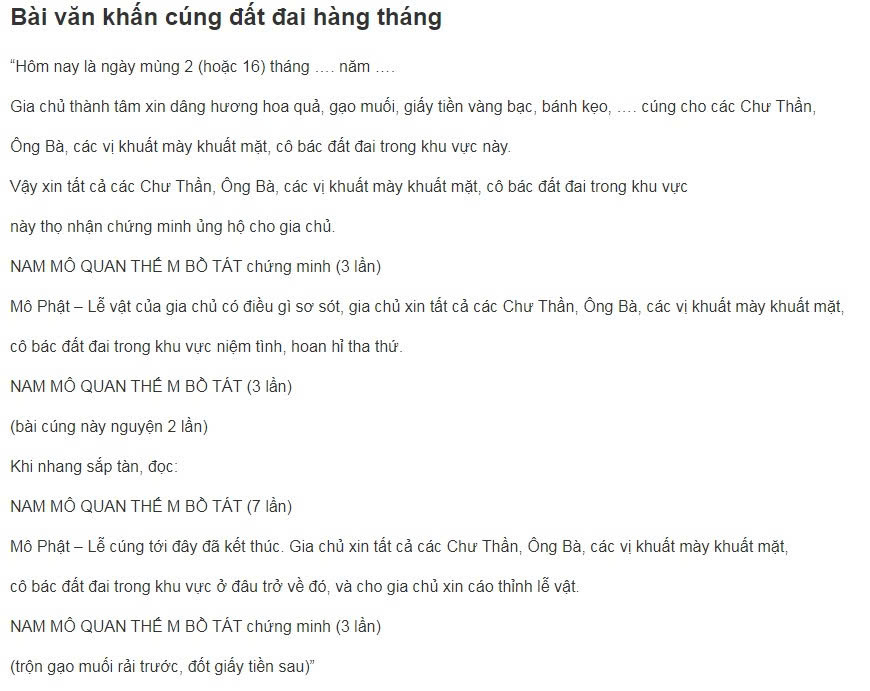 Người phụ nữ Việt Nam đang đọc văn khấn trước bàn thờ tổ tiên trong nghi lễ tạ đất cuối năm