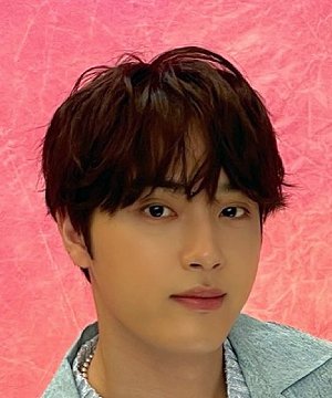 Ju Hak Nyeon tươi cười trên sân khấu Produce 101