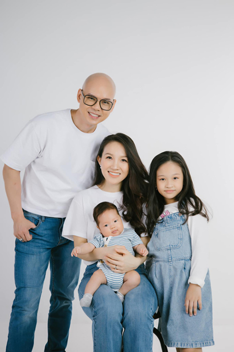 Phan Đinh Tùng biểu diễn trên sân khấu, có sự ủng hộ từ Thái Ngọc Bích