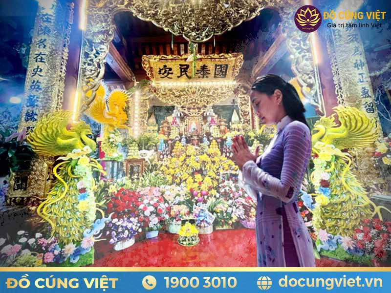 Phật tử thực hiện nghi thức đi lễ tại Đền Cô Bé Chí Mìu Bắc Giang