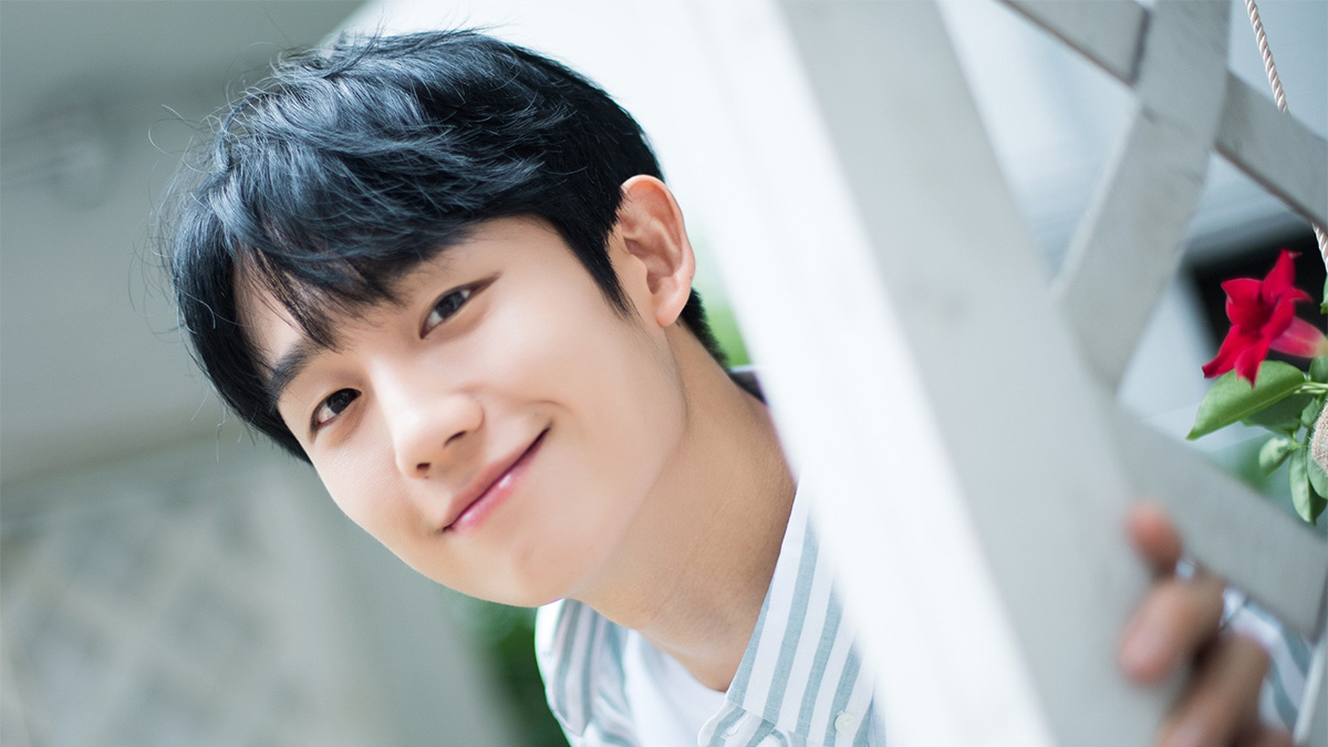 Jung Hae In với ánh mắt sâu sắc, thể hiện cảm xúc trong một cảnh phim truyền hình quan trọng