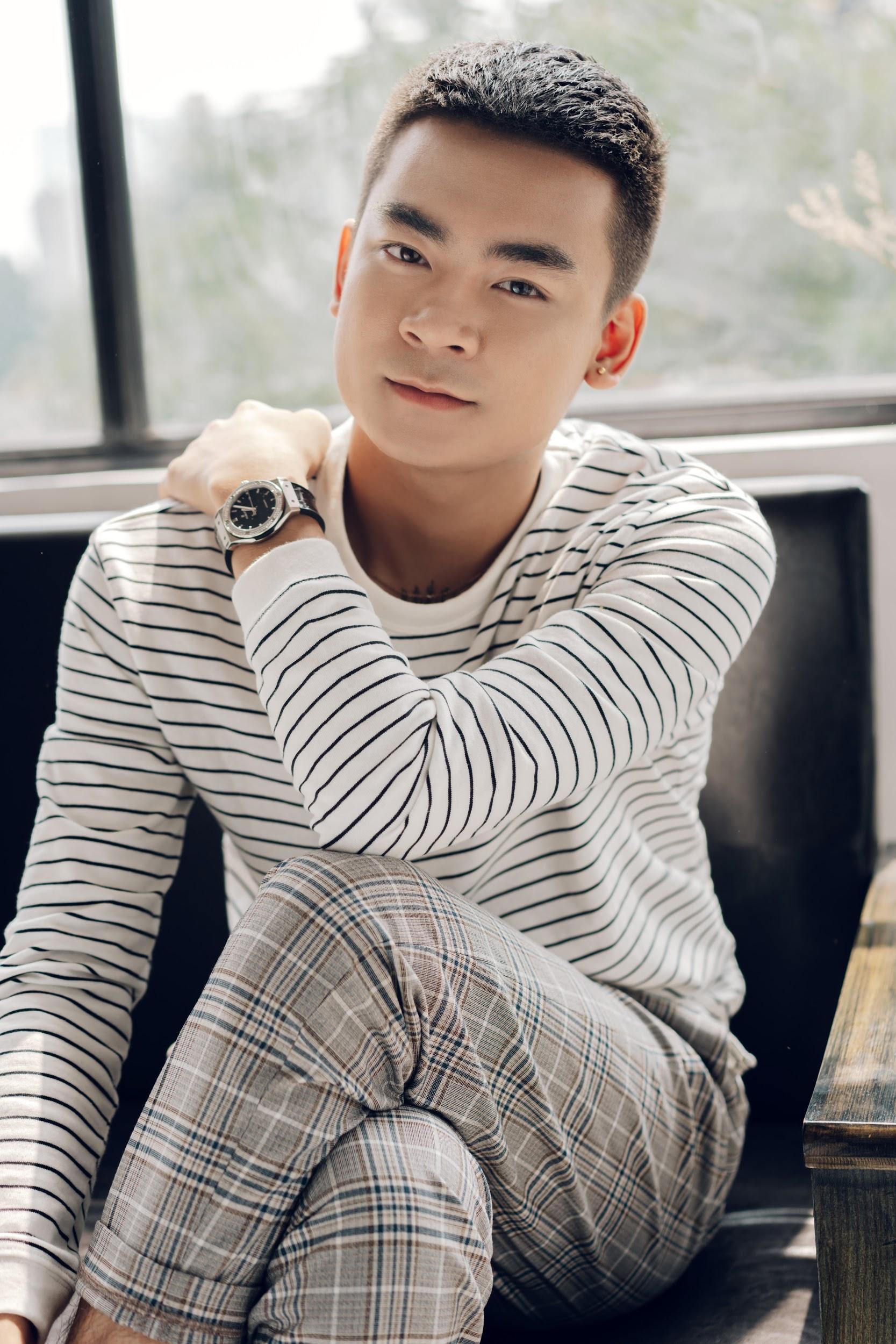Hình ảnh Quang Cuốn tươi cười và thân thiện trong không gian làm việc chuyên nghiệp của streamer