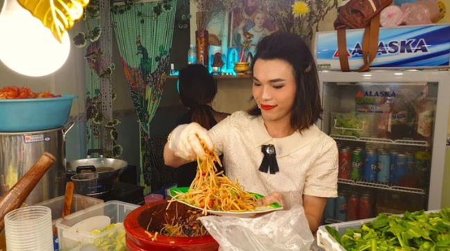 Chân dung hiện tượng mạng Ty Thy với món gỏi đu đủ nổi tiếng