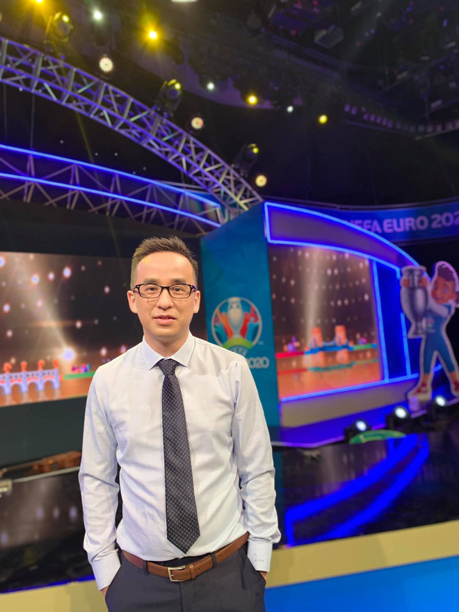 BLV Khắc Cường trên trường quay tại VTV, tận tâm với công việc bình luận