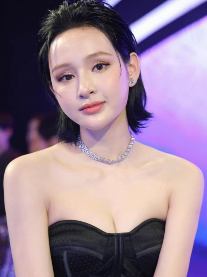 Hiền Hồ với gương mặt thon gọn, đôi mắt to tròn, thể hiện sự thay đổi nhan sắc rõ rệt