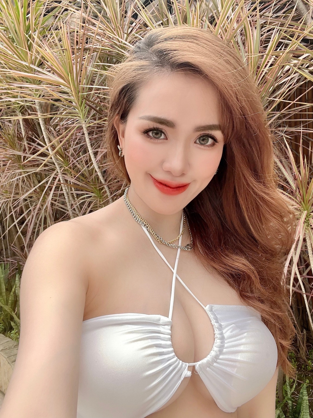 Hot girl Mai Thỏ rạng rỡ với mái tóc dài uốn xoăn