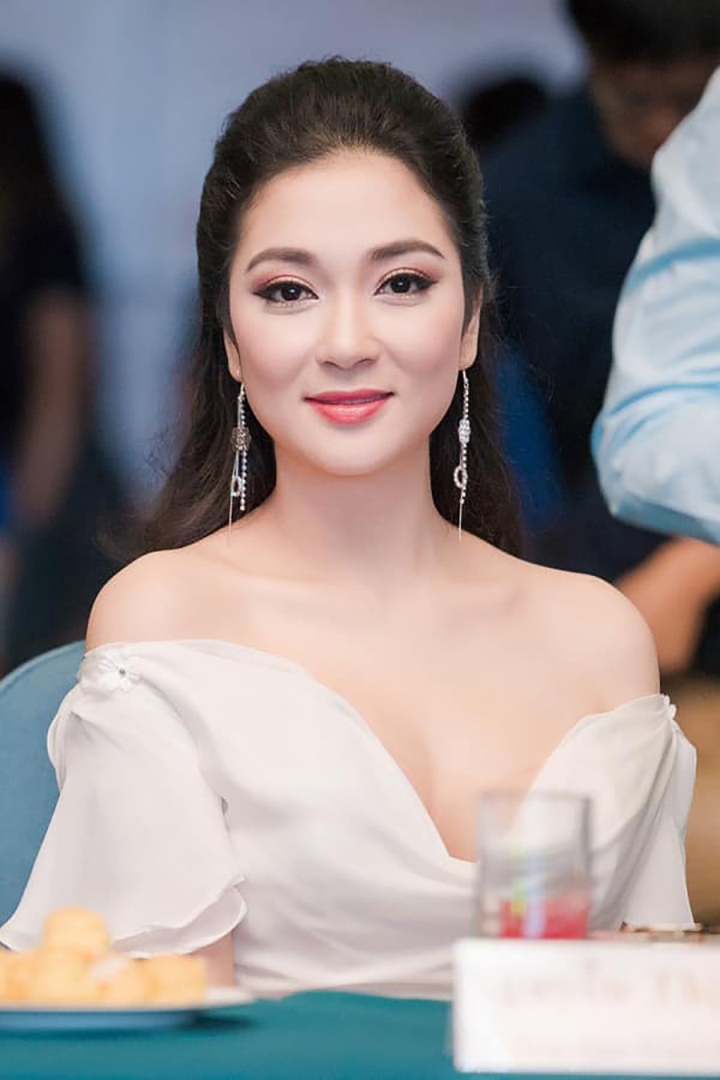Hoa hậu Nguyễn Thị Huyền tươi cười rạng rỡ với vương miện đăng quang