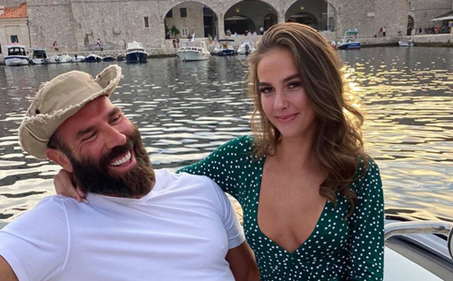 Dan Bilzerian cùng dàn siêu xe và người đẹp, hình ảnh quen thuộc của "Vua Instagram"