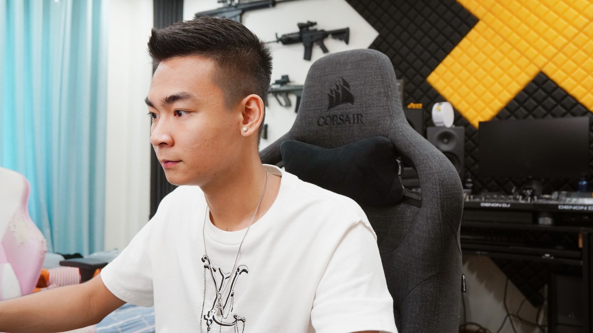 Quang Cuốn biểu cảm hài hước, thể hiện cá tính riêng biệt trong một buổi livestream