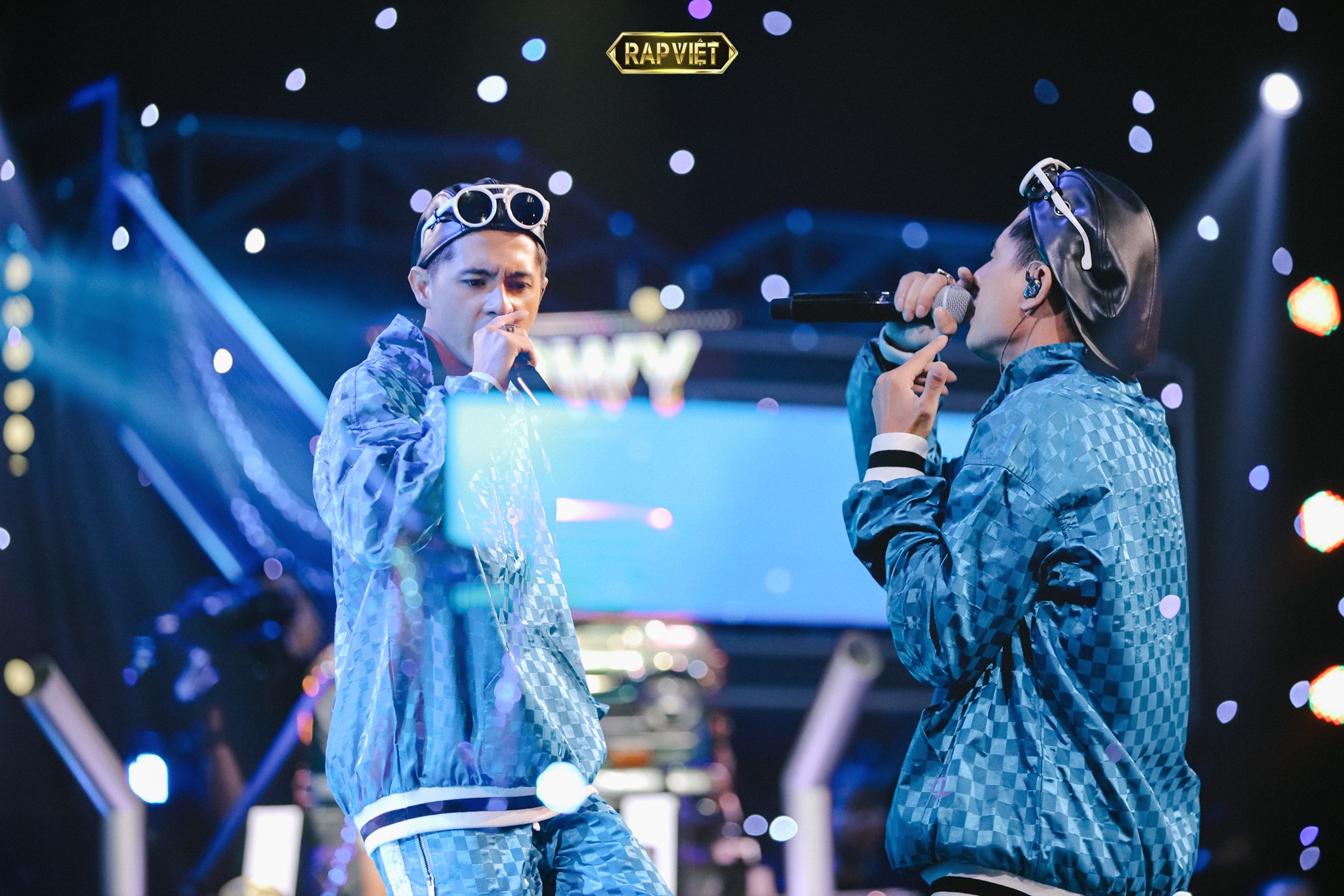 Chân dung rapper Lăng LD trong một buổi biểu diễn, tràn đầy năng lượng