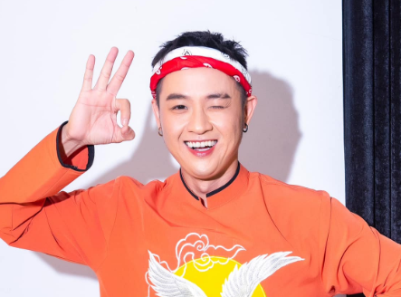 Thanh Duy Idol với vẻ mặt trầm tư, suy nghĩ sâu sắc về cuộc sống và công việc