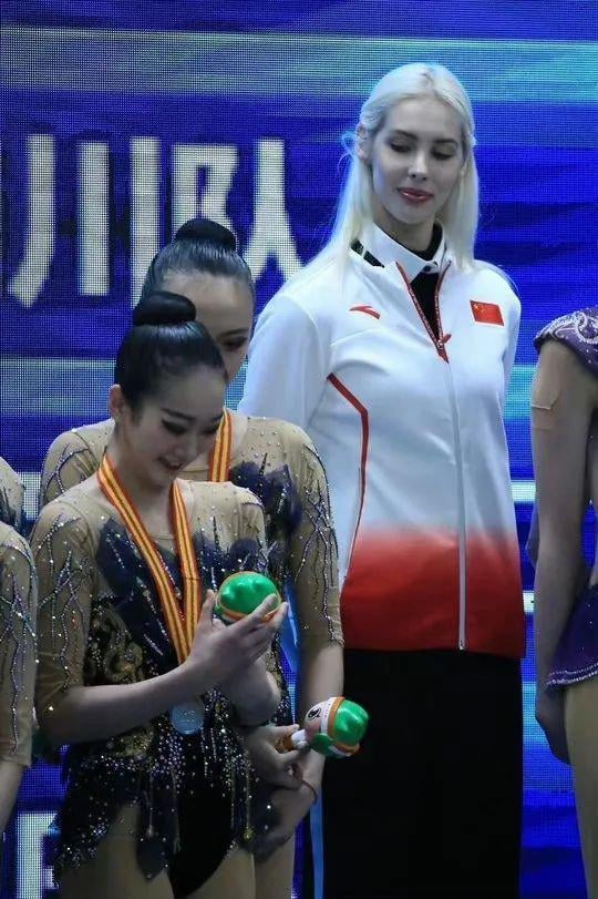 Vận động viên Anastasia Bliznyuk trong một buổi biểu diễn thể dục nhịp điệu, thể hiện vẻ đẹp và kỹ thuật điêu luyện
