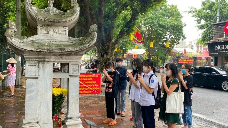 Sĩ tử và phụ huynh văn khấn đi thi cử đỗ đạt tại Văn Miếu Quốc Tử Giám cầu nguyện thành công trong học tập