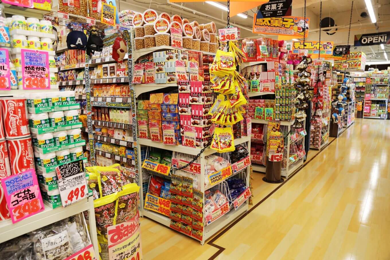 Cửa hàng kẹo bánh ngoại nhập US.MART với sản phẩm đa dạng từ Nhật Bản