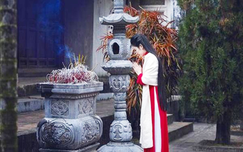 Thành tâm dâng hương và văn khấn chùa trước Phật đài để sám hối nghiệp chướng