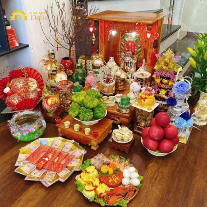 Thay nước và hoa quả tươi mới trên bàn thờ Thần Tài khi văn khấn cầu may.