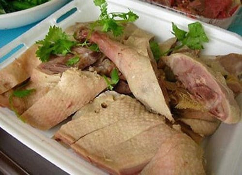 Thịt vịt, cơm rượu nếp, bánh tro chấm mật... là những món không thể thiếu trong Tết Đoan Ngọ.