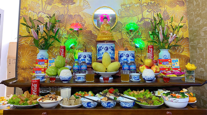 Thứ tự cúng Rằm tháng 7 là cúng Phật, thần linh, gia tiên và chúng sinh cuối cùng