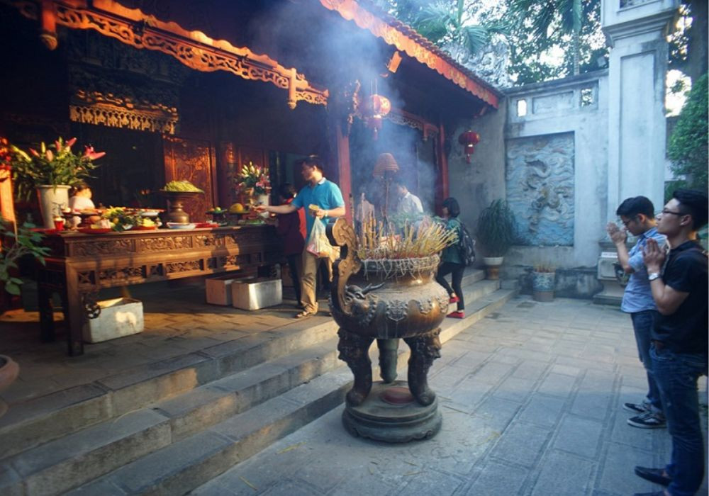 Tín đồ dâng hương, cầu nguyện tại Đền Quán Thánh cho bình an, tài lộc