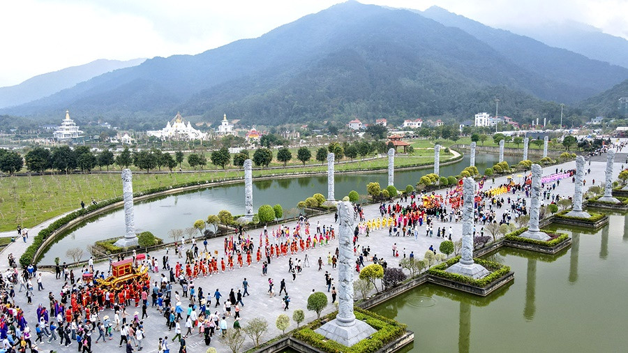 Tổng quan về danh thắng Tây Thiên, nơi diễn ra các nghi lễ cúng bái và đọc văn khấn Quốc Mẫu Tây Thiên truyền thống.