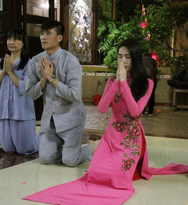 Trang phục khi đến vay tiền đền bà chúa kho