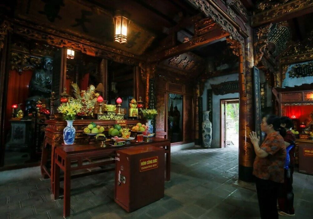 Tuân thủ quy tắc ứng xử và lễ nghi là điều cần thiết khi viếng Đền Quán Thánh