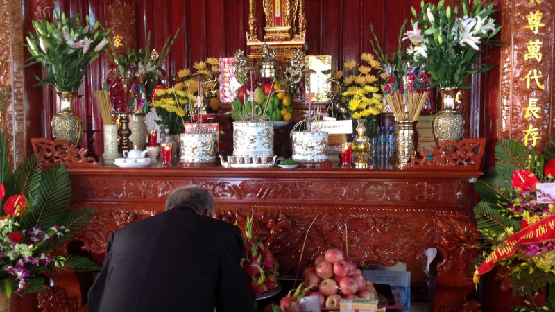 Văn khấn bao sái bát hương - Xin tỉa chân nhang